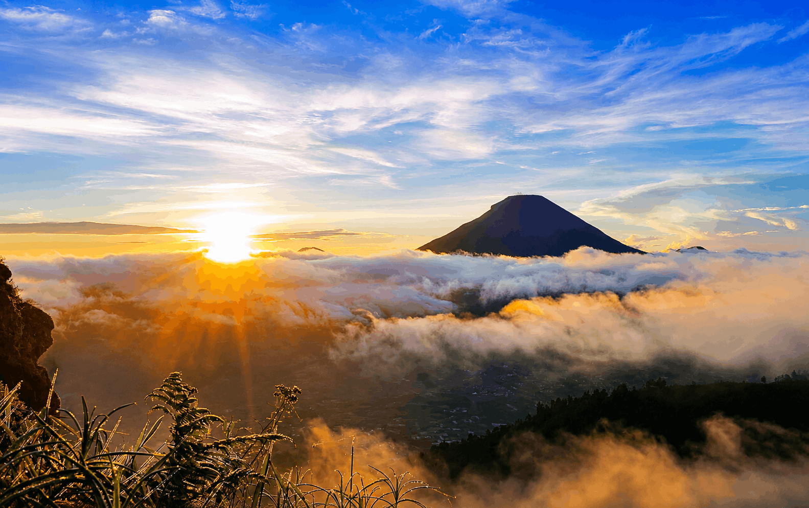 Bukit Sikunir Golden Sunrise Dieng